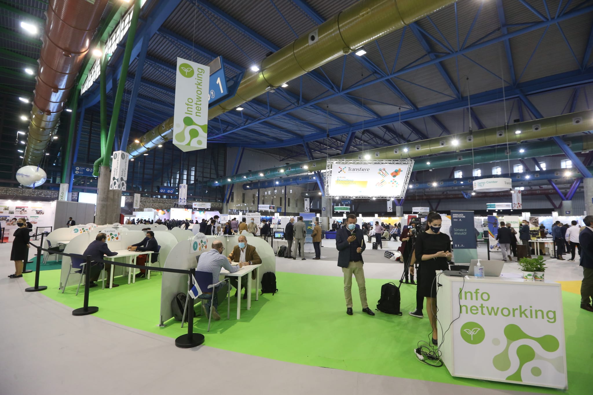 El presidente andaluz, Juanma Moreno, interviene en este encuentro que se desarrolla hoy y mañana en el Palacio de Ferias y Congresos de la capital.