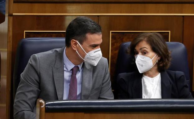 Pedro Sánchez conversa con la vicepresidenta primera del Gobierno, Carmen Calvo, hoy en el Congreso. 