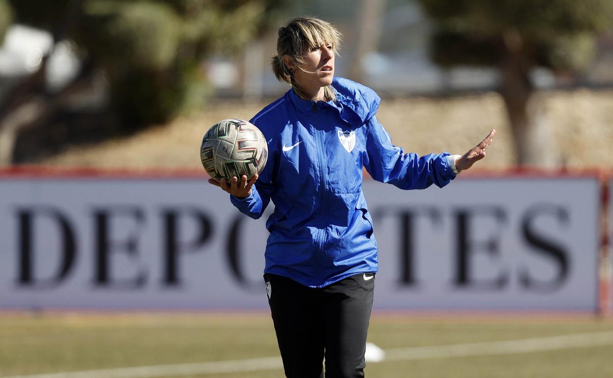 Nati Gutiérrez, durante un entrenamiento como entrenadora del Málaga femenino. 