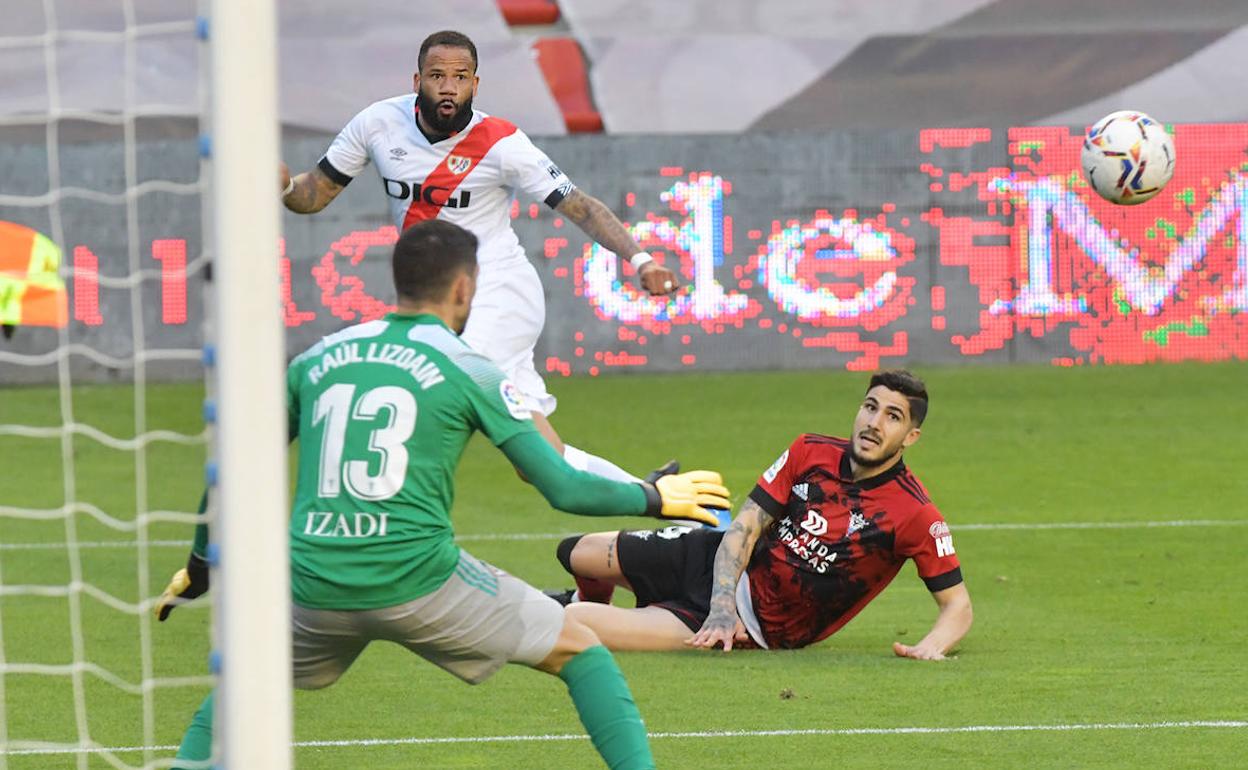 Imagen del partido entre el Rayo Vallecano y el C.D. Mirandés en el estadio de Vallecas. 