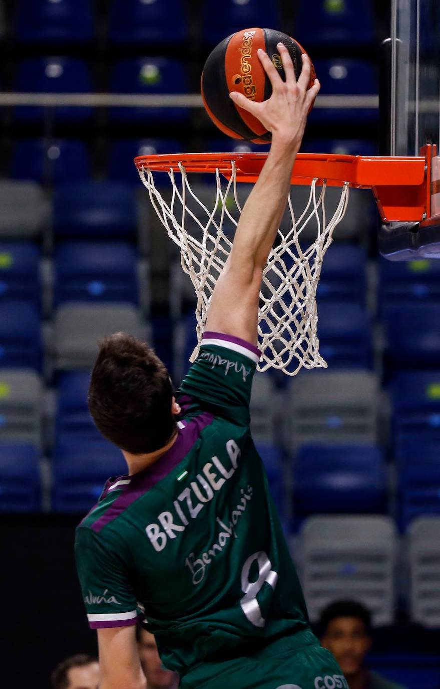 Victoria del Unicaja ante el R. Bilbao Basket. 