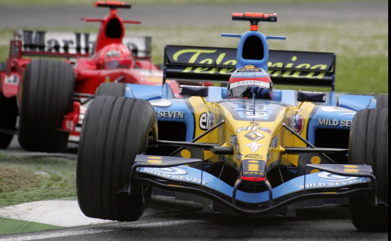 Fernando Alonso se defiende del acoso de Michael Schumacher en el GP de San Marino de 2005. 