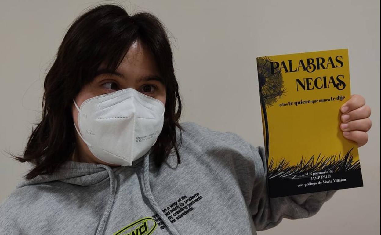 Flores, sosteniendo el libro que la entidad promociona por el Día Mundial del Libro.