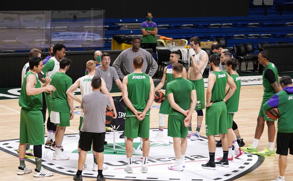 Katsikaris se dirige a sus jugadores al comienzo de un entrenamiento. 