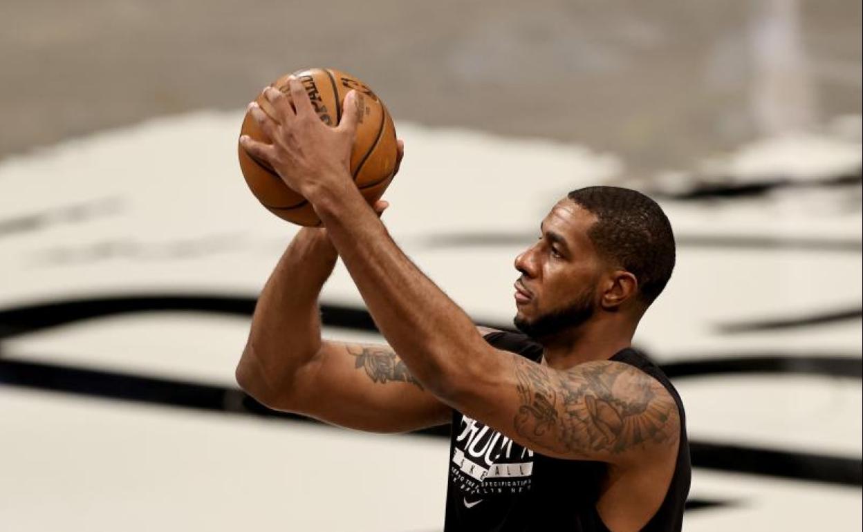 LaMarcus Aldridge lanza a canasta durante un entrenamiento. 