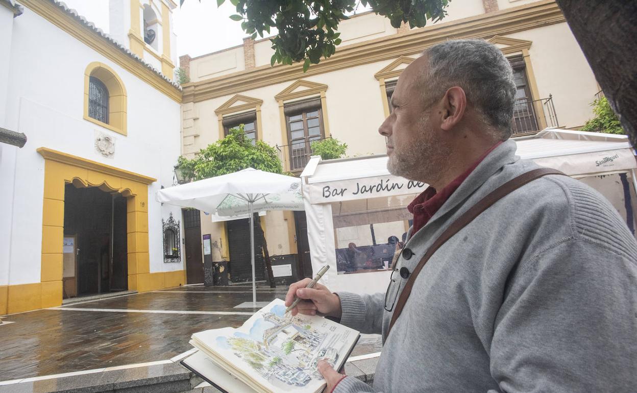 Luis Ruiz Padrón, ayer con su cuaderno de dibujos. 