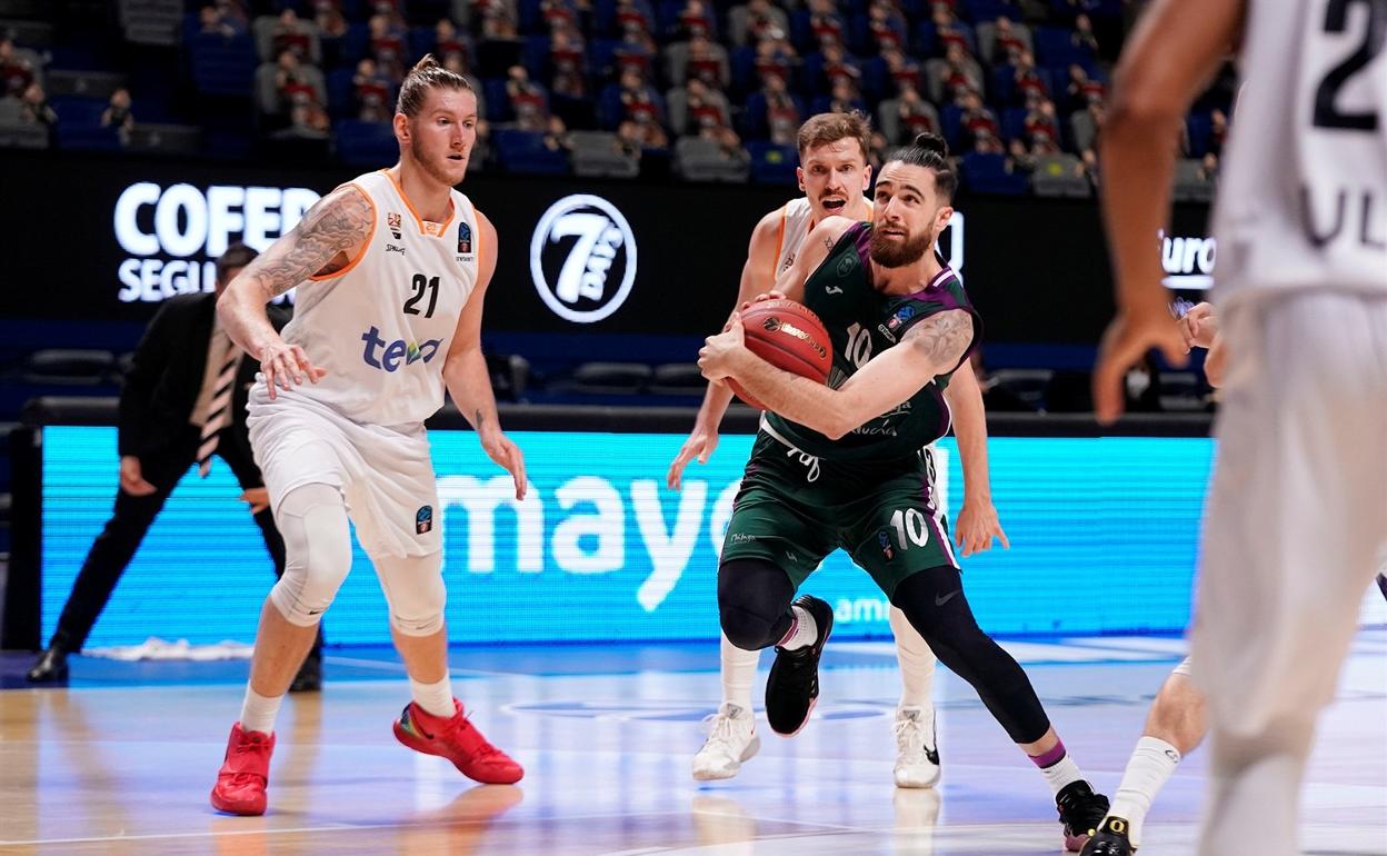 Francis Alonso intenta una penetración durante el partido ante el ULM en la Eurocup. 