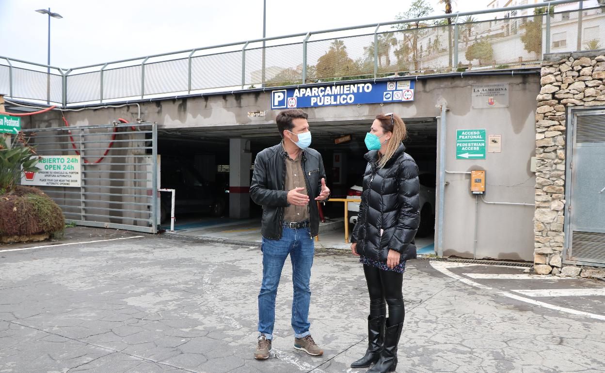 El alcalde y la edil de Hacienda y Contratación, este viernes a las puertas del recinto. 