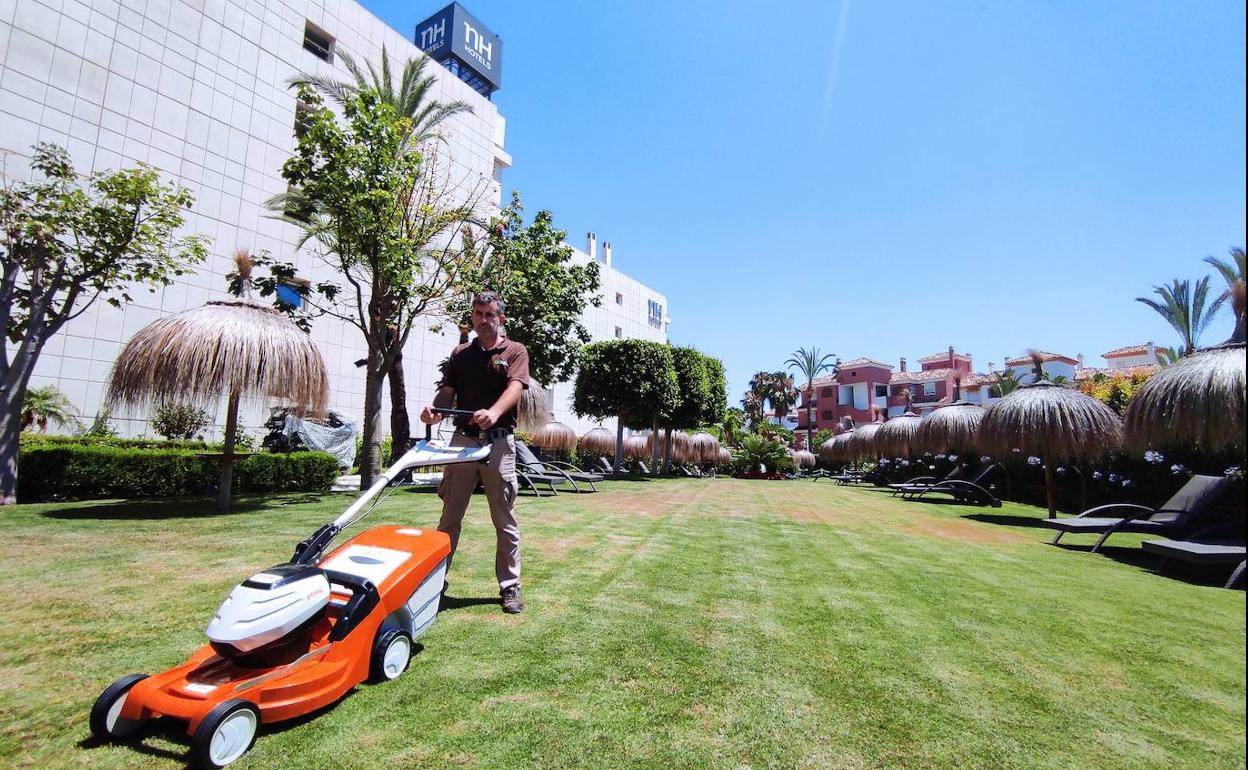 Un jardinero del Grupo Lagar trabaja en el hotel NH de Marbella. 