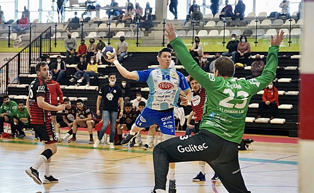 Imagen principal - El Lalín apretó en defensa al final del choque para lograr igualar al Trops. 