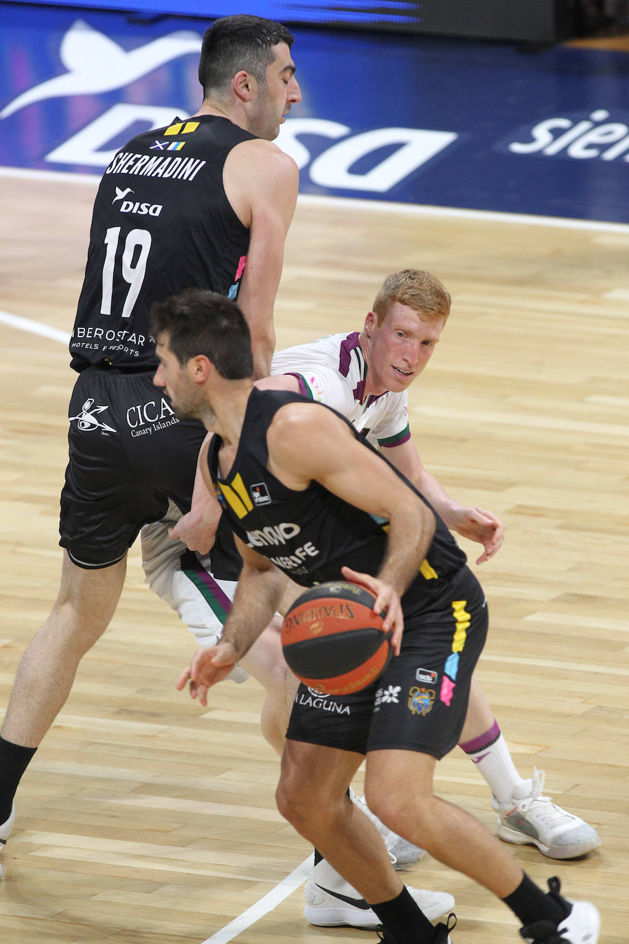 Derrota del Unicaja en Tenerife (79-61). 