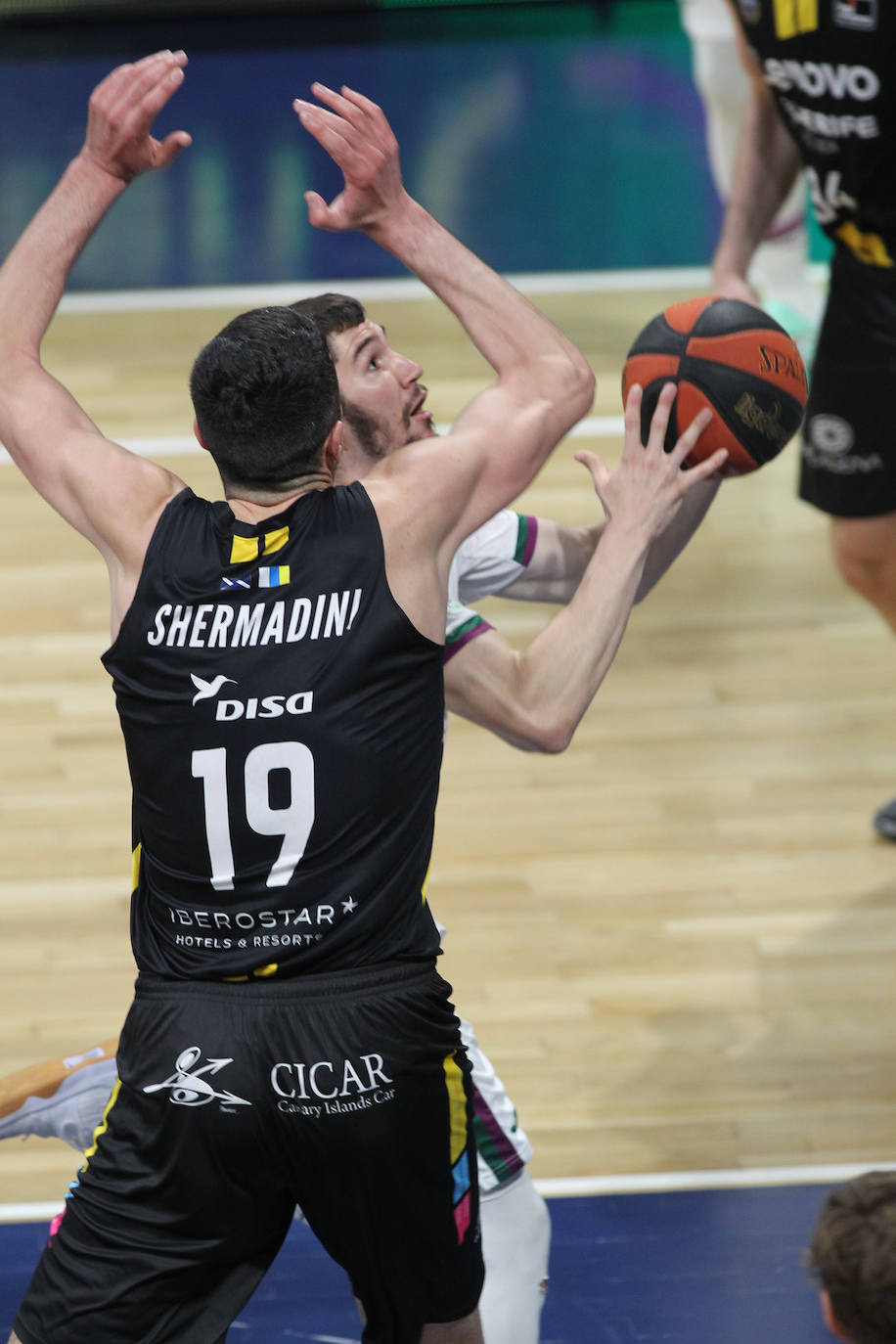 Derrota del Unicaja en Tenerife (79-61). 