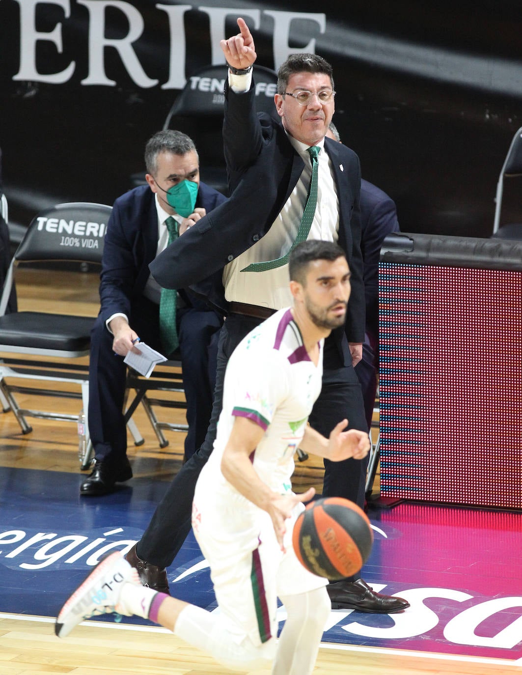 Derrota del Unicaja en Tenerife (79-61). 