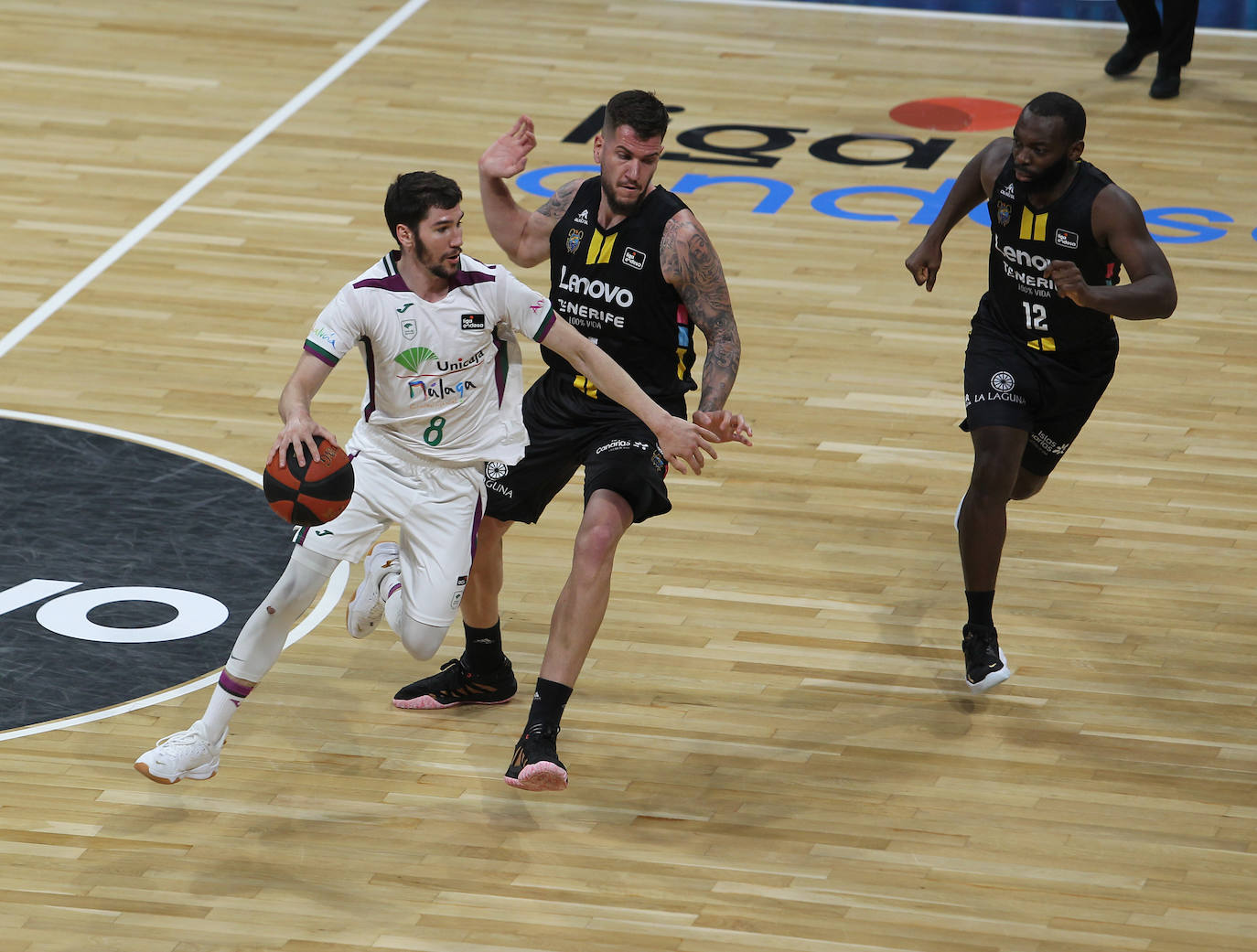 Derrota del Unicaja en Tenerife (79-61). 