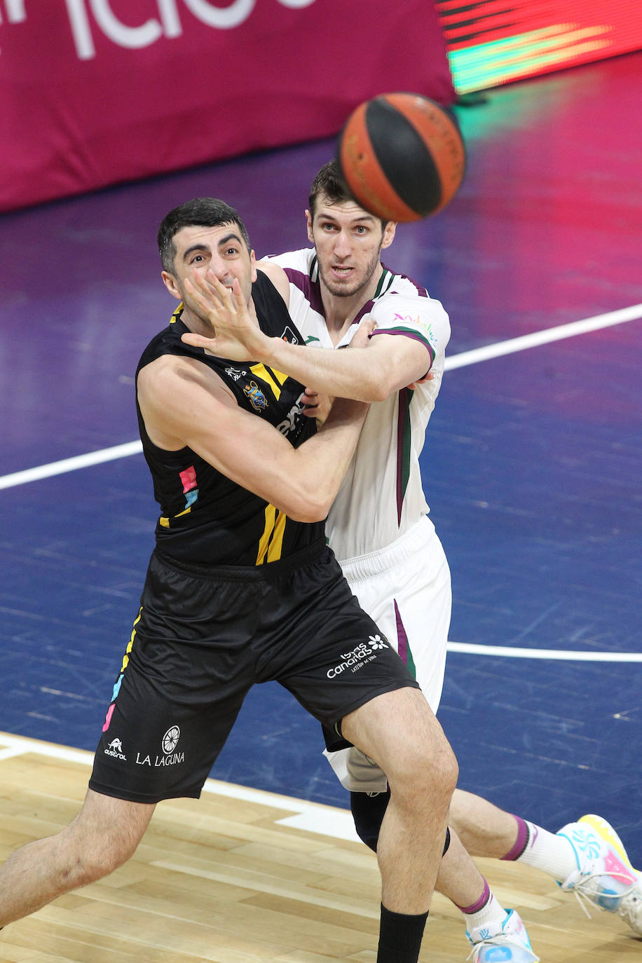 Derrota del Unicaja en Tenerife (79-61). 