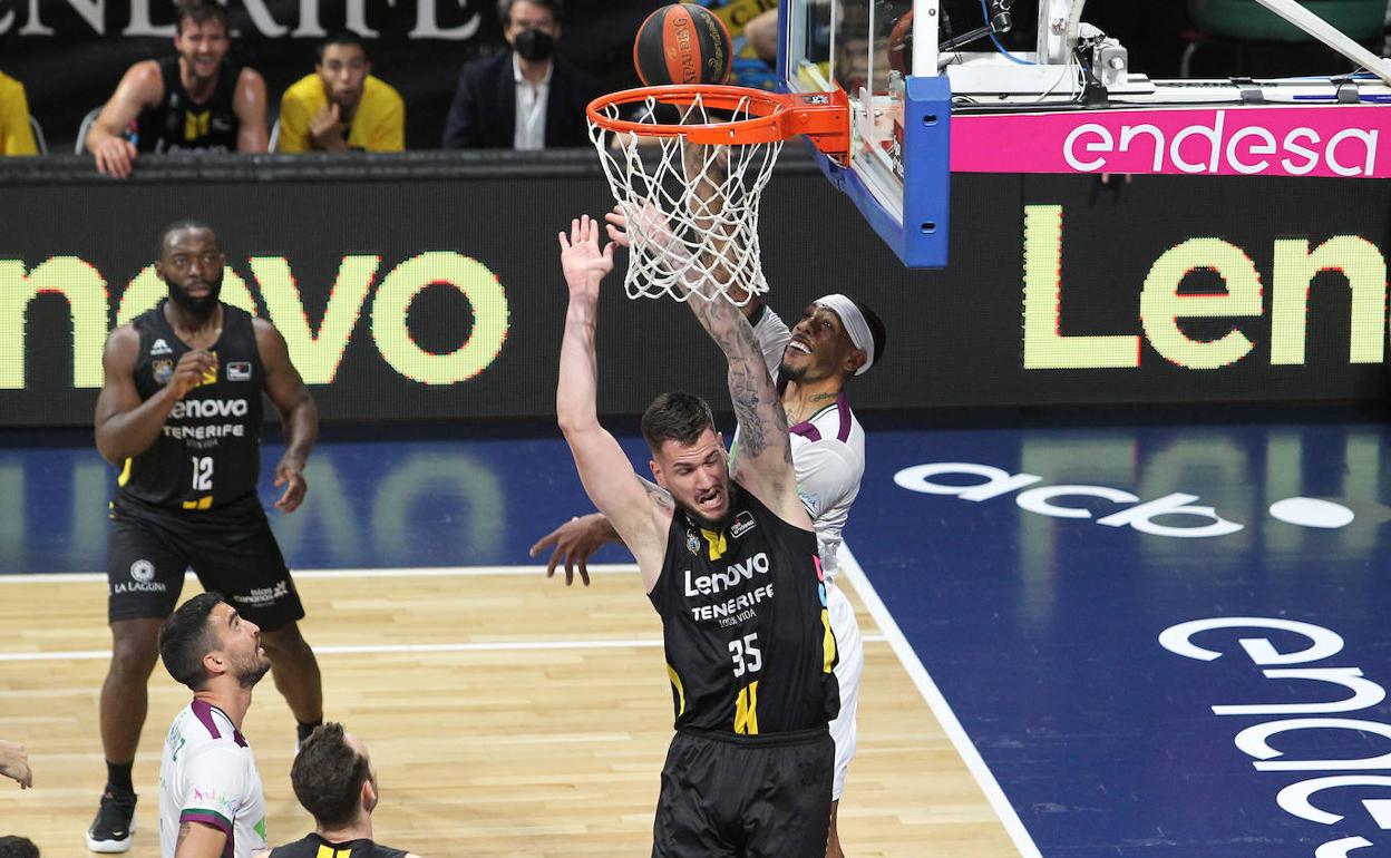 La bandeja de Malcolm Thomas ante Fran Guerra en el duelo de este domingo. 