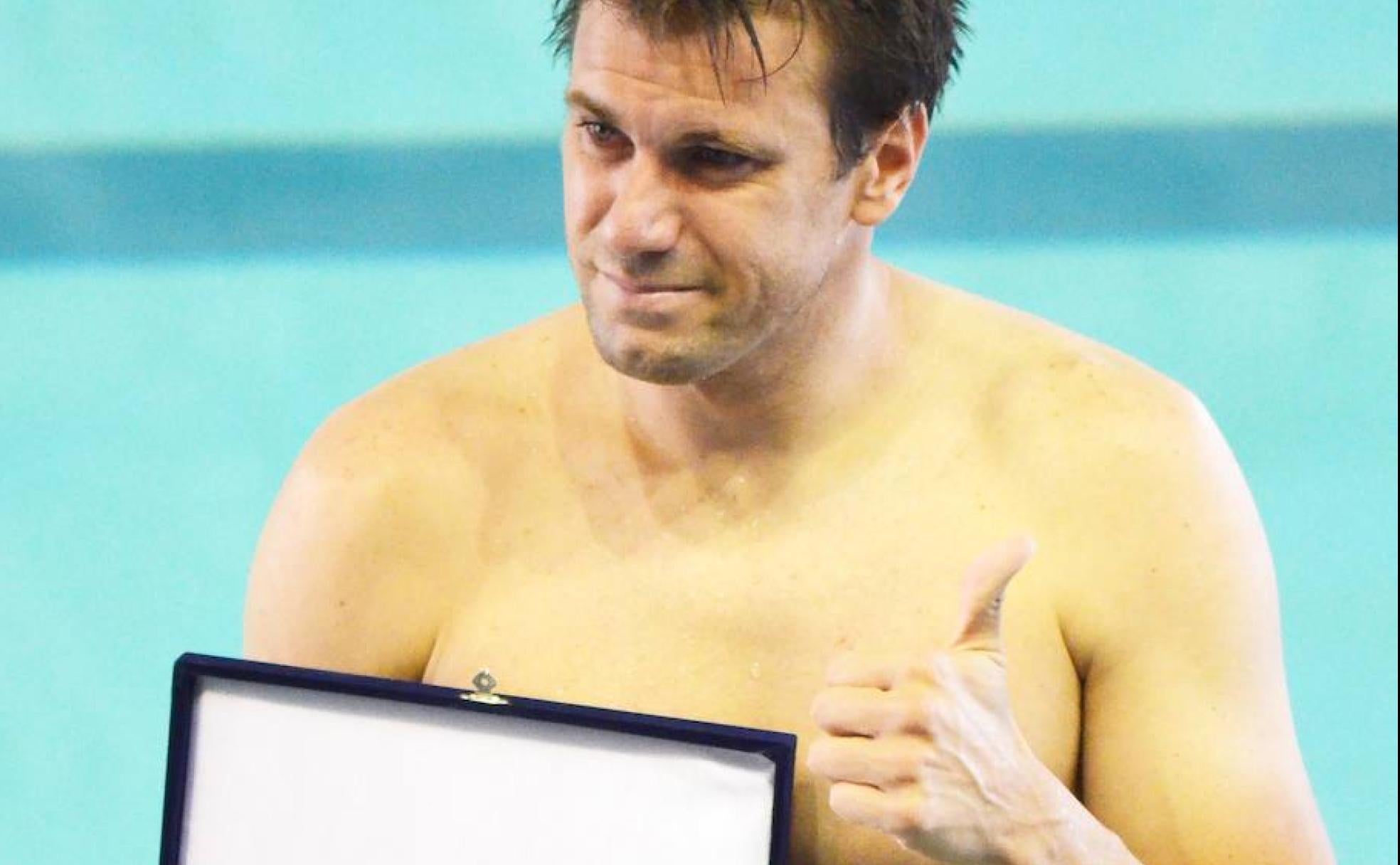 Alfonso Wupcherfennig recibe una plaza de agradecimiento en su retirada del waterpolo. 