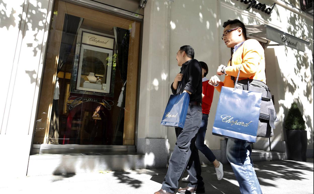 Turistas asiáticos de compras por Madrid.