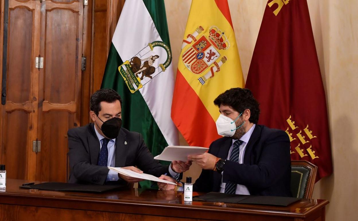 El presidente andaluz, Juanma Moreno, y su par murciano, Fernando López Miras, este viernes en Almería 