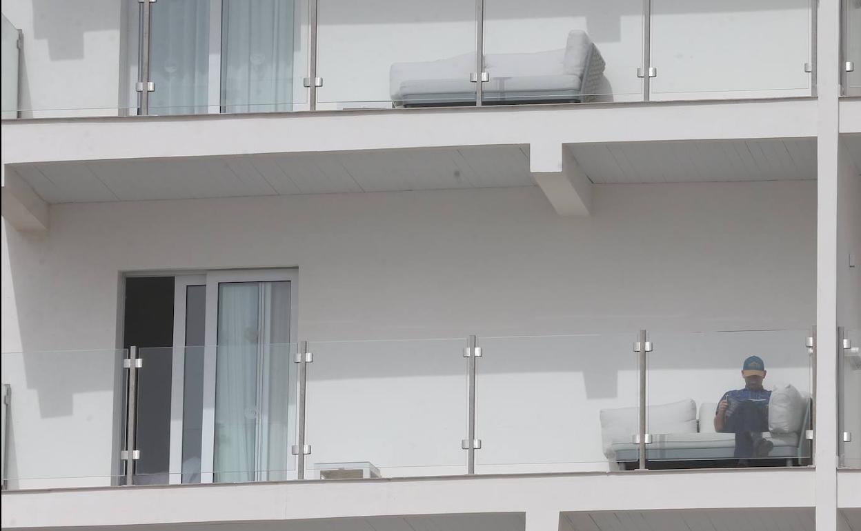 Un viajero disfruta del buen clima en la terraza de la habitación de un hotel de la Costa. 