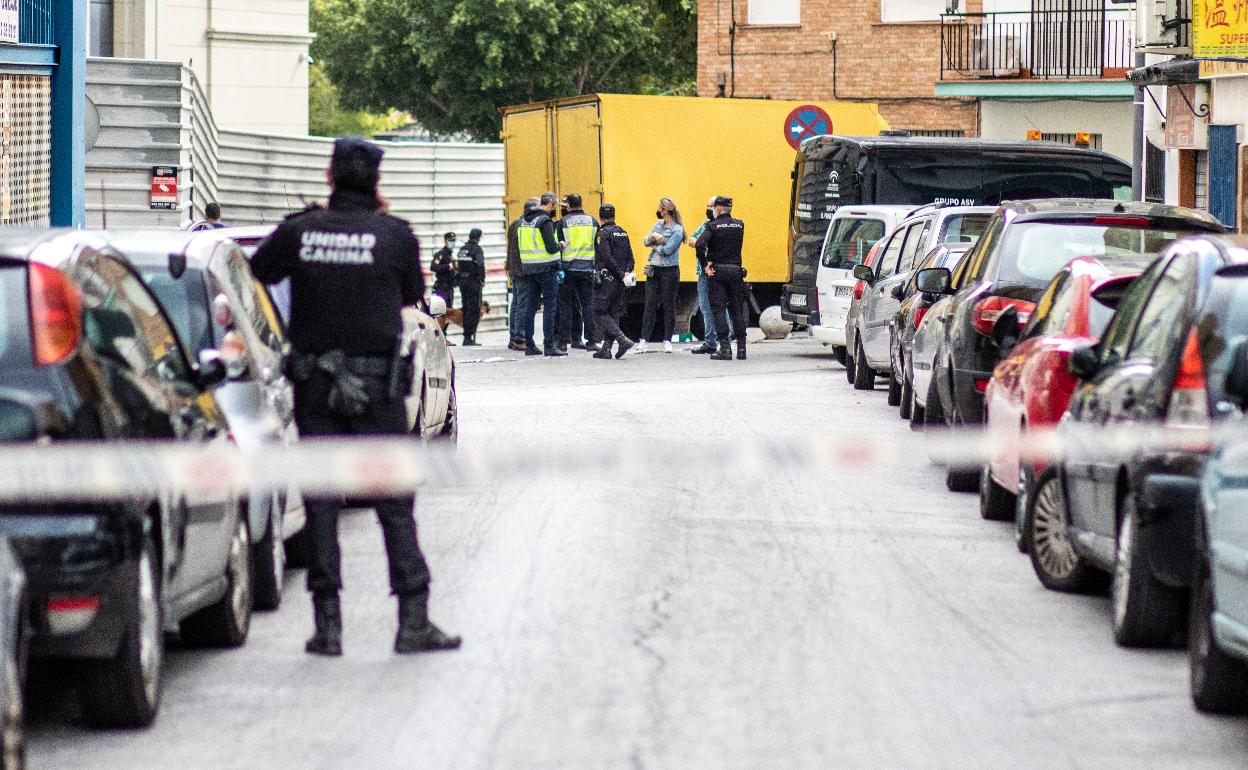 Agentes de la Policía Nacional inspeccionan el escenario del crimen. 