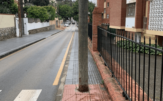 Vista del obstáculo que hace que los viandantes tengan que bajar a la carretera. 