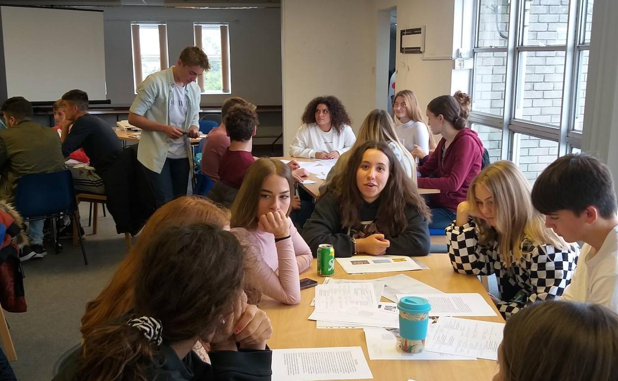 Estudiantes del IES Huelin y de otros institutos internacionales, durante uno de los encuentros de un programa Erasmus, en una imagen de archivo. 