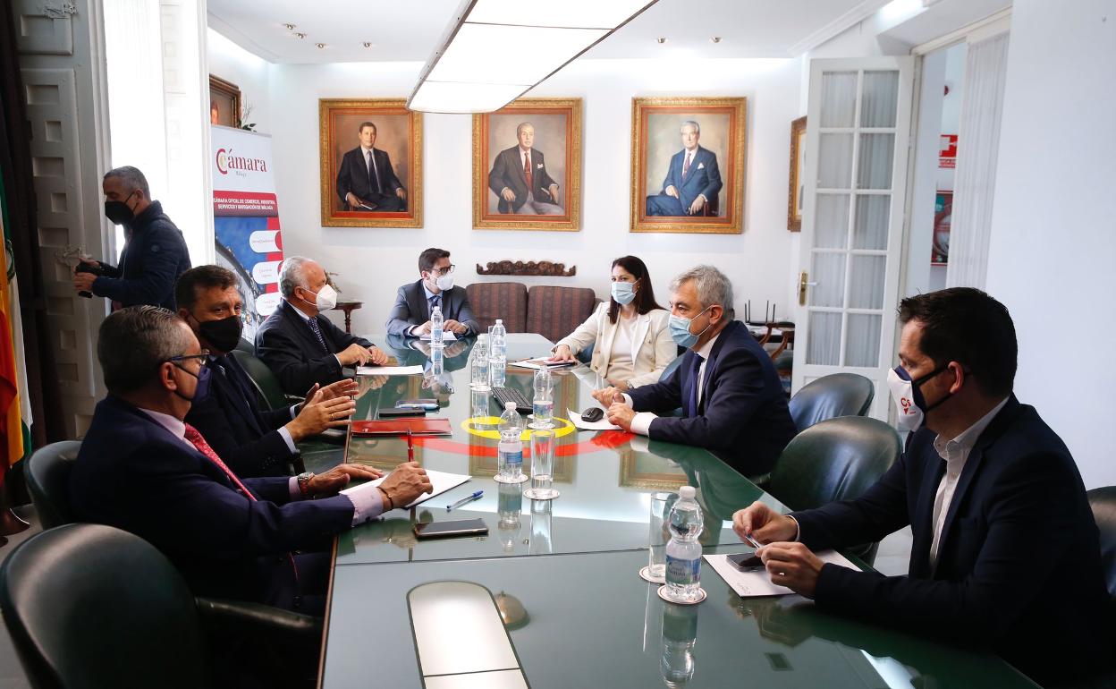 Una imagen tomada durante la reunión entre Luis Garicano y Noelia Losada con representantes de la Cámara de Comercio de Málaga. 