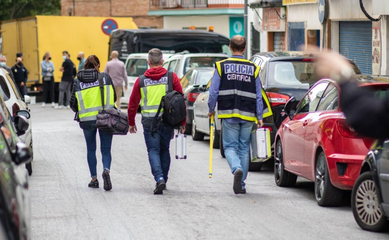 Investigadores de la Policía Nacional llegan a la escena del crimen. 