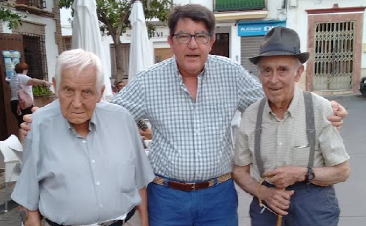 Andrés Cabello junto a dos vecinos de su pueblo. 