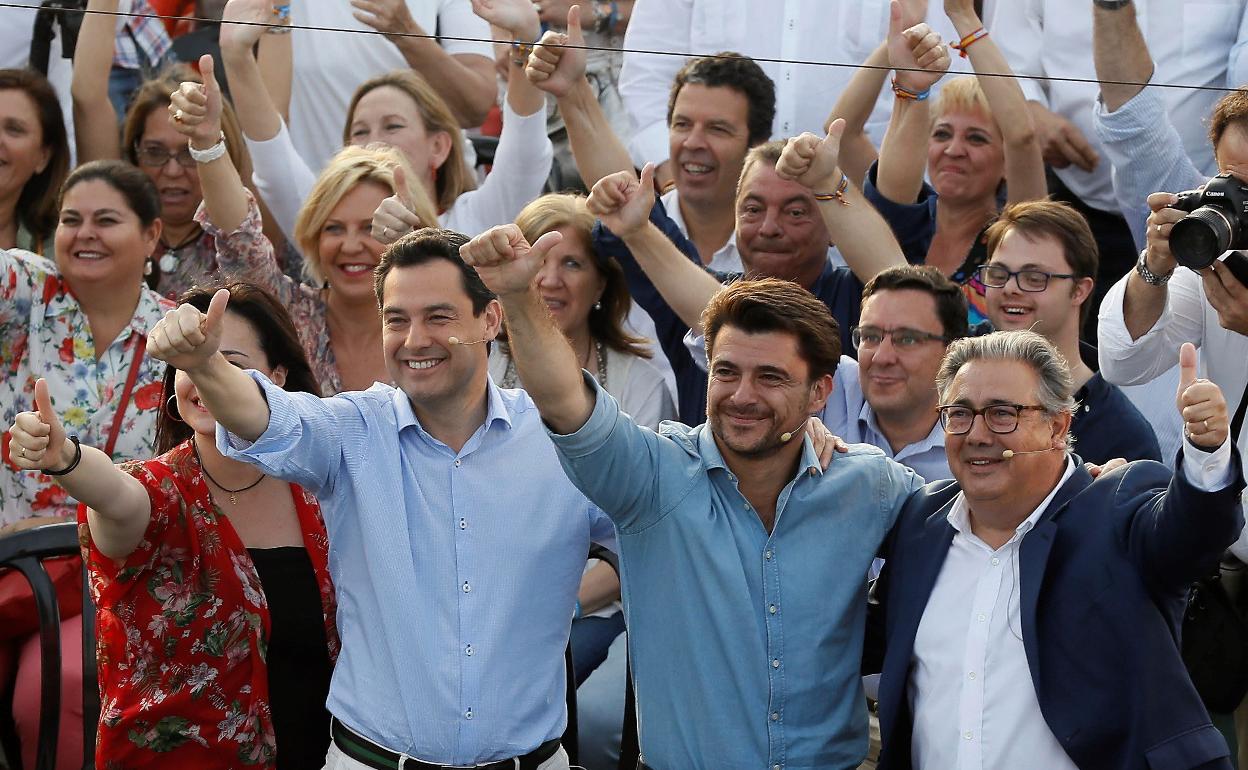 Virginia Pérez. Juanma Moreno, Beltrán Pérez y Juan Ignacio Zoido, en la campaña de 2019