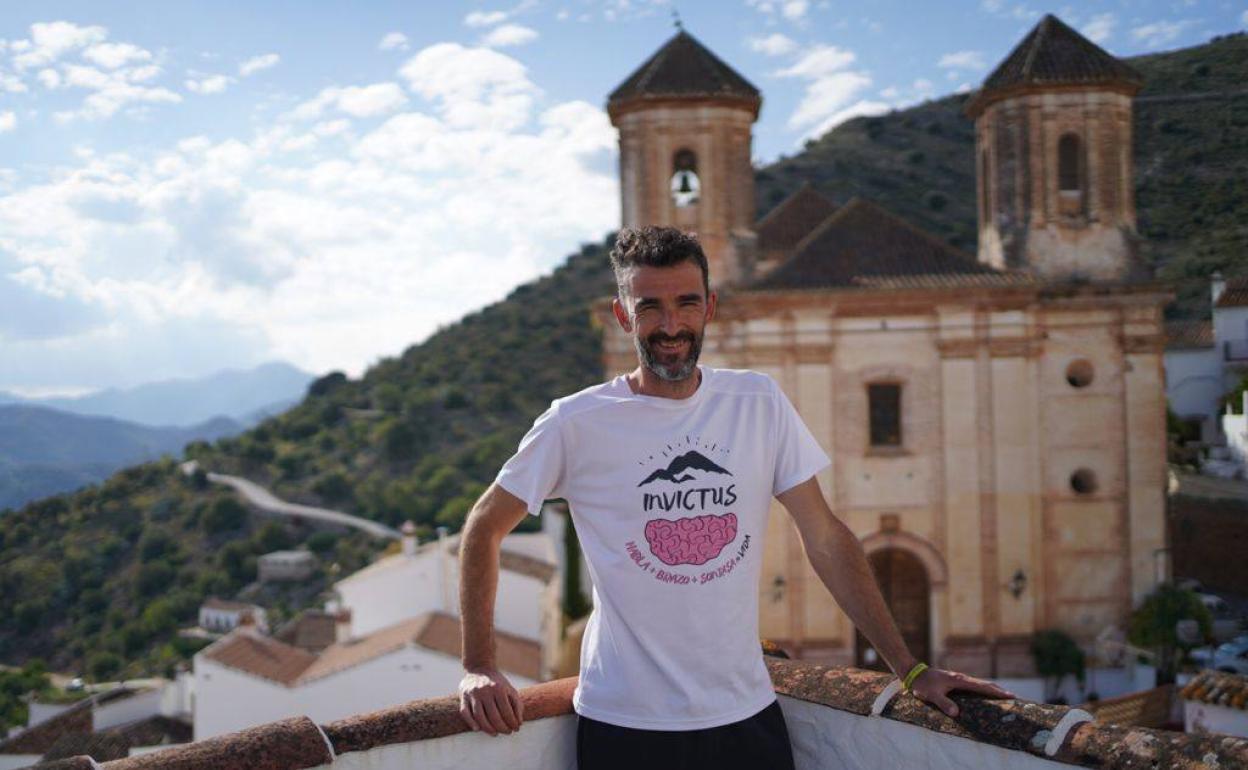 Cózar, con la vista al fondo de la Catedral de la Serranía, en Alpandeire. 