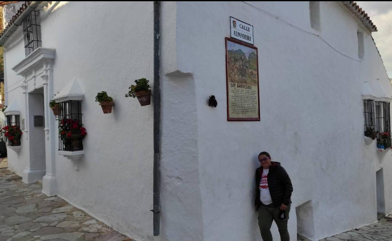 Mena, en una de las calles de Atajate, el pueblo con menos habitantes de la provincia. 