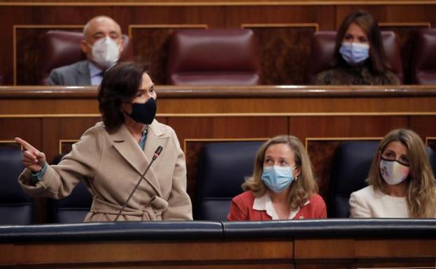 La vicepresidenta Primera del Gobierno, Carmen Calvo, interviene en la sesión de control al Gobierno.