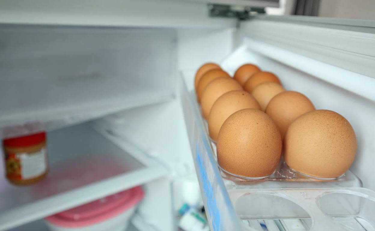 Por qué no debes guardar los huevos en la puerta de la nevera (y cómo  hacerlo bien)