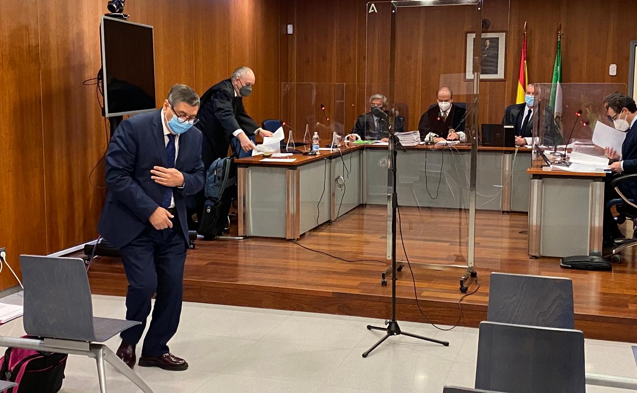 El regidor veleño, el socialista Antonio Moreno Ferrer, este miércoles al inicio del juicio en la Audiencia Provincial. 