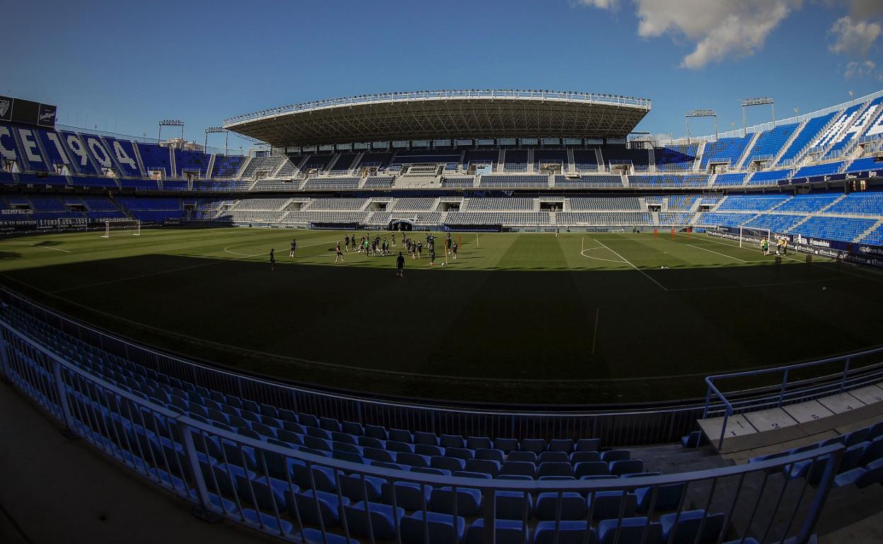 Panorámica del estadio de La Rosaleda durante un entrenamiento del Málaga esta temporada.