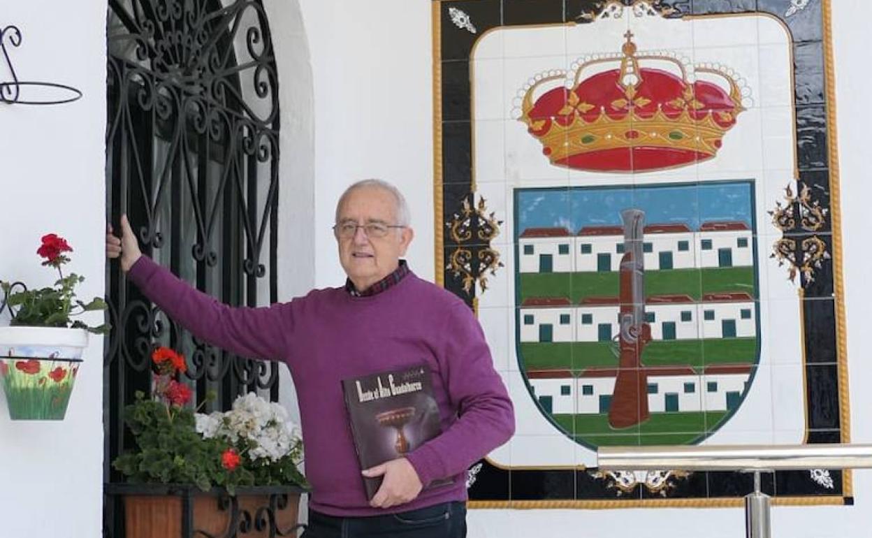 José Manuel Martos sostiene la revista 'Desde el alto Guadalhorce' junto al escudo de su pueblo.