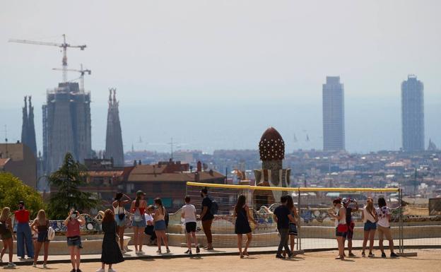 Varios turistas en el Parque Güell de Barcelona. 