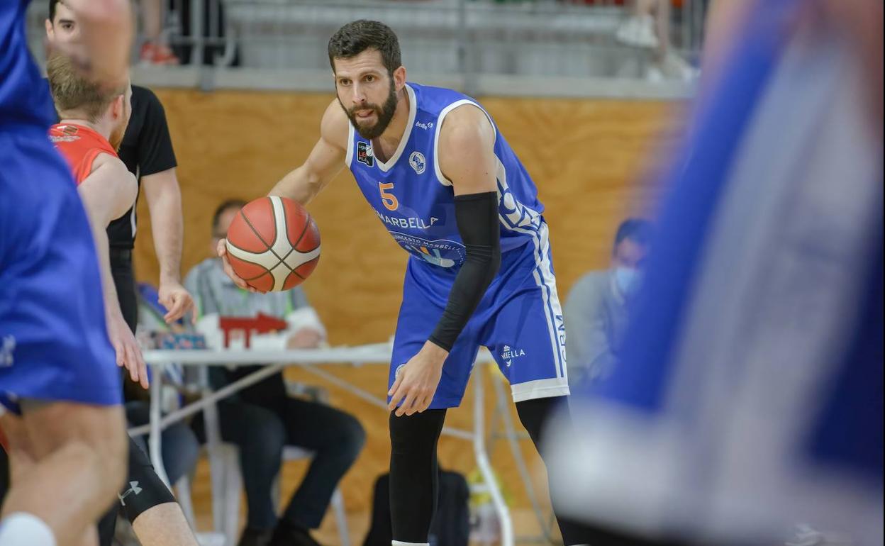 El capitán del C.B. Marbella, Adri Fuentes, con el balón en un partido.