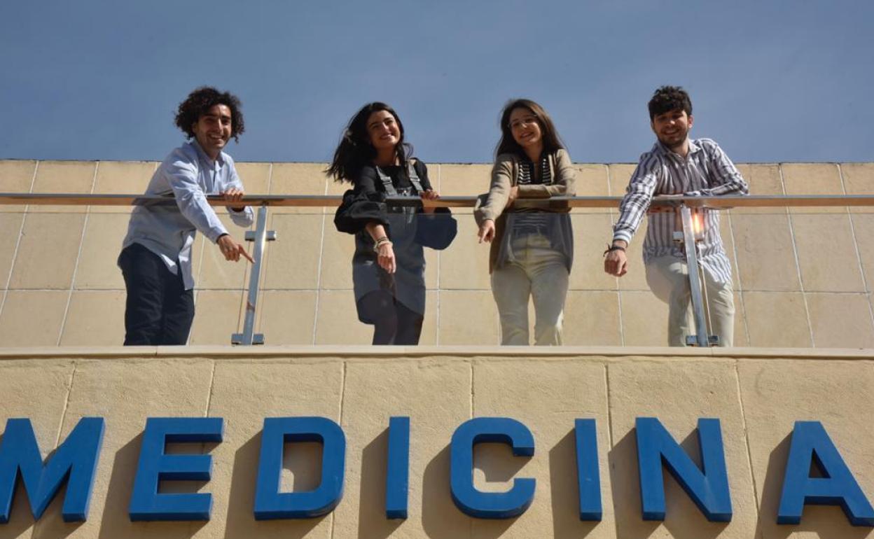 Alejandro Lara, Andrea García, Paloma Gallego y Jorge Segovia, en la terraza de la Facultad de Medicina de la UMA. 