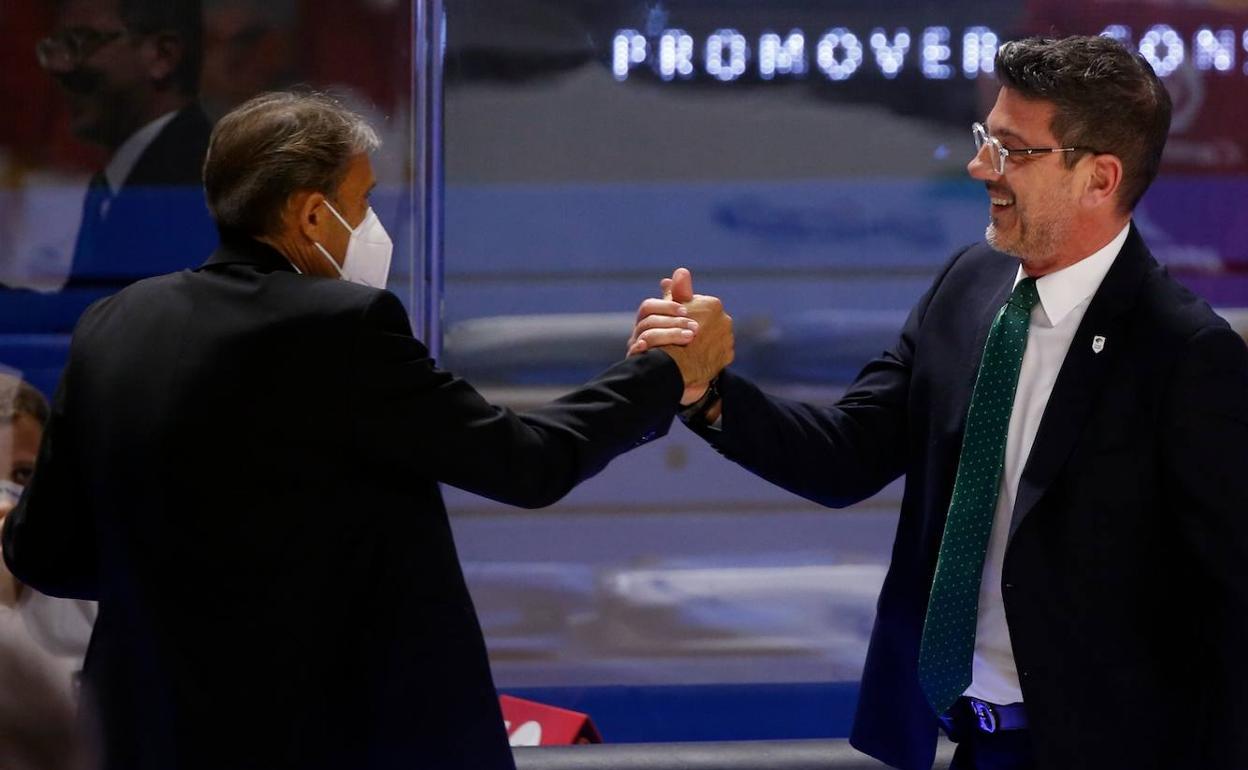 El saludo entre Luis Casimiro y Fotis Katsikaris antes del partido. 