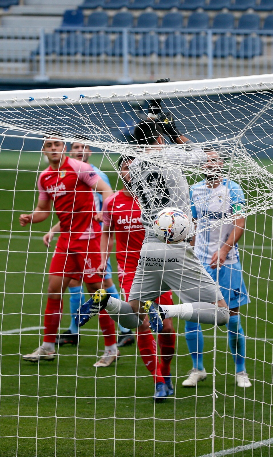 Un penalti polémico y un juego inoperante llevan al Málaga a la derrota