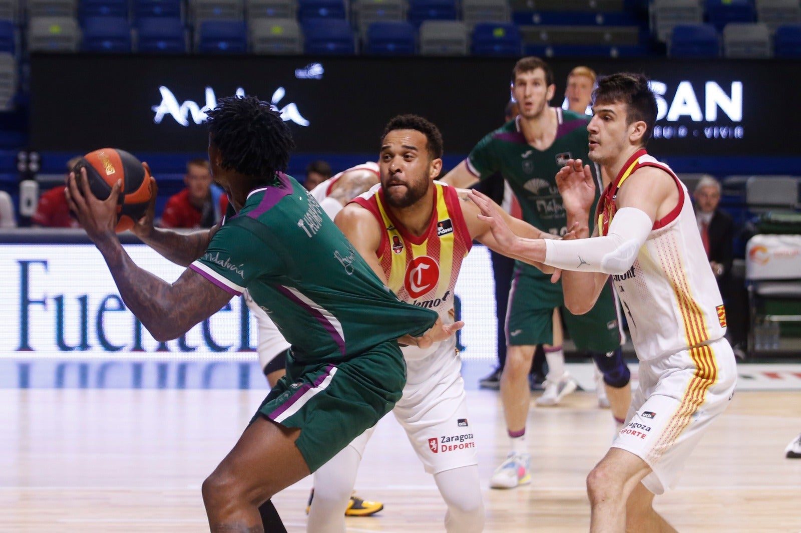 Tras la impotencia mostrada en Tenerife, ahora el Casademont Zaragoza de Luis Casimiro le saca los colores en la enésima exhibición de una fragilidad defensiva que no le permite competir