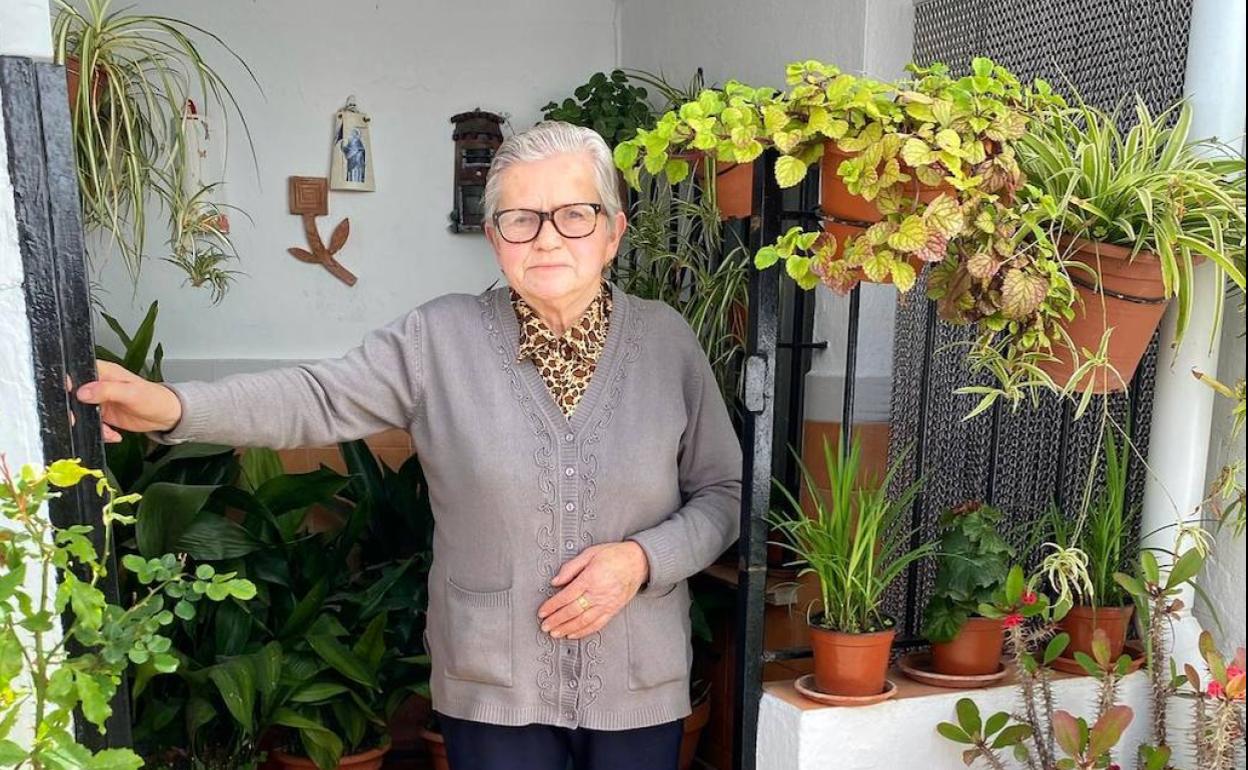 Antonia Herrera posa en la puerta de su casa.