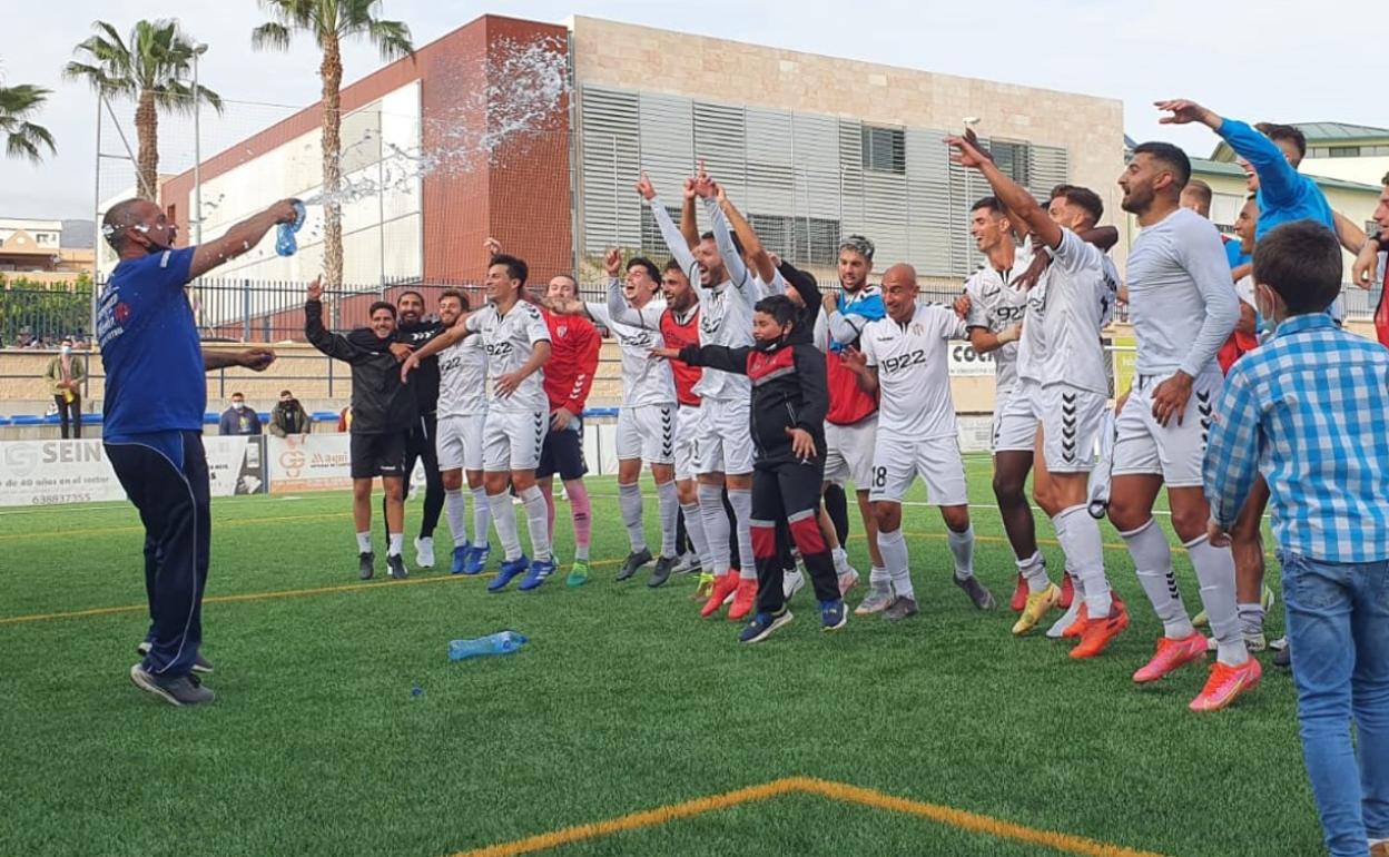 Los jugadores y el cuerpo técnico del Vélez celebran el ascenso. 