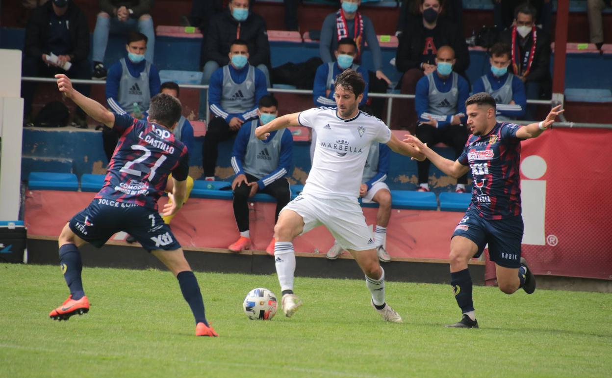 Granero protege el balón ante la presión de un rival. 