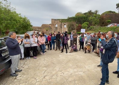 Imagen secundaria 1 - Tres imágenes de la concentración de protesta que ha tenido lugar este domingo en Maro. 