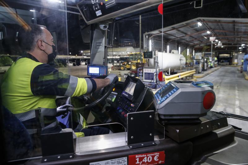 Las instalaciones centrales de la EMT en el Camino San Rafael acogen una flota de 260 autobuses. Cuando entra la noche comienza un trabajo meticuloso para que todos puedan salir a la mañana siguiente. Una mirada al corazón del transporte público