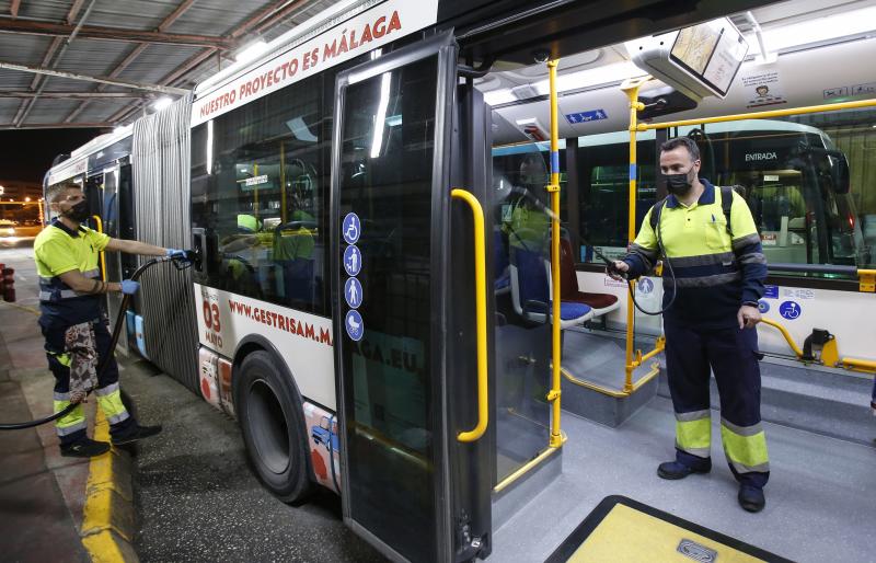 Las instalaciones centrales de la EMT en el Camino San Rafael acogen una flota de 260 autobuses. Cuando entra la noche comienza un trabajo meticuloso para que todos puedan salir a la mañana siguiente. Una mirada al corazón del transporte público
